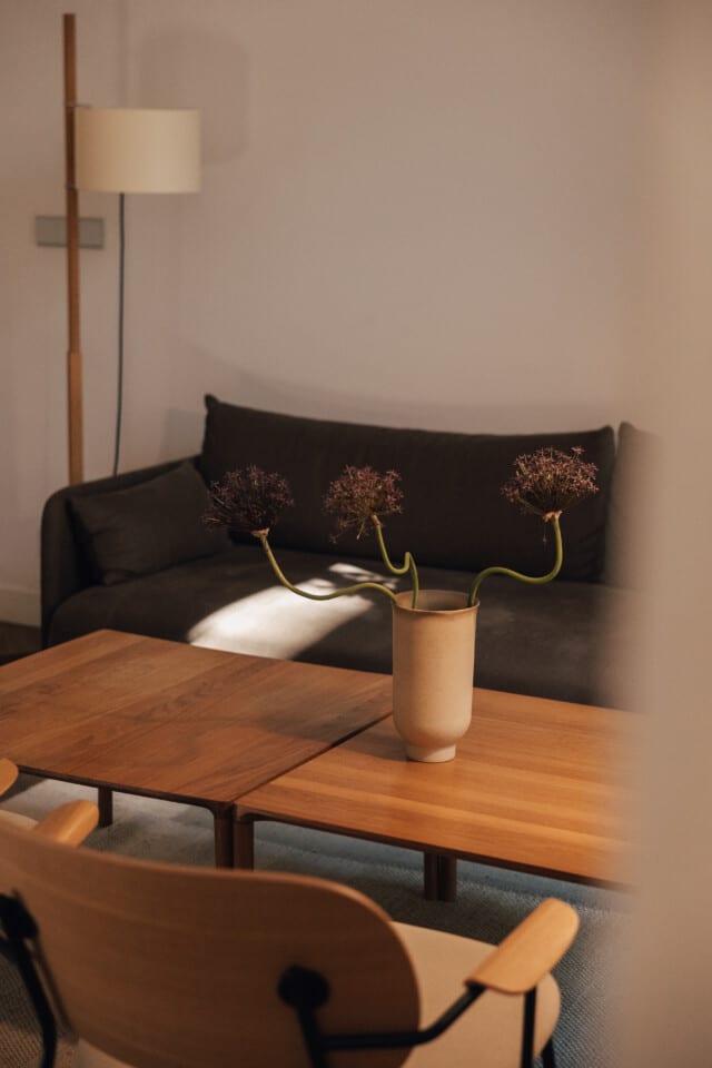 Jarrón con flores secas aromáticas en uno de los espacios comunes del hotel boutique Plácido y Grata en la ciudad de Sevilla